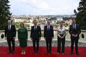 Der ukrainische Premier Denys Šmyhal, die lettische Premierministerin Evika Siliņa, der polnische Präsident Andrzej Duda, Tschechiens Premier Petr Fiala, die dänische Premierministerin Mette Frederiksen und der niederländische Premier Mark Rutte (v.l.n.r.) vor dem gemeinsamen Treffen in Prag am Dienstagabend. Bei einem Arbeitsessen sagten die Vertreter der Staaten die weitere Unterstützung für die von Russland angegriffene Ukraine zu. Foto: ČTK / Kamaryt Michal