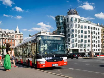 Ab dem 29. Juni halten Busse und Oberleitungsbusse in Prag und Mittelböhmen nur noch, wenn Fahrgäste die STOP-Taste drücken. Foto: DPP