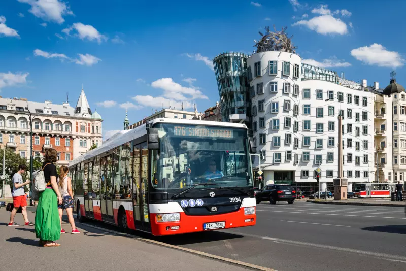 Ab dem 29. Juni halten Busse und Oberleitungsbusse in Prag und Mittelböhmen nur noch, wenn Fahrgäste die STOP-Taste drücken. Foto: DPP