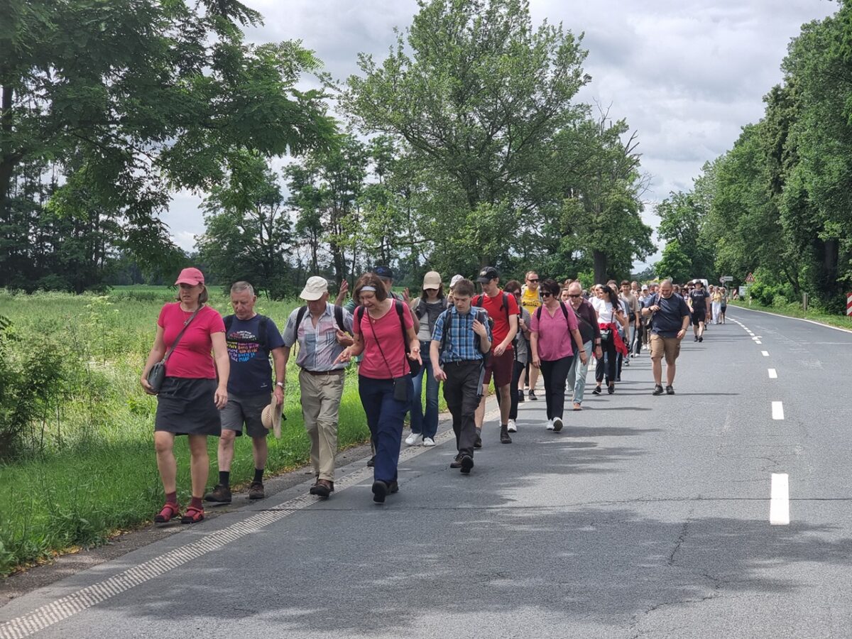 Auch in diesem Jahr machten sich hunderte Teilnehmer beim Versöhnungsmarsch auf den 32 Kilometer langen Weg zwischen Pohrlitz und Alt-Brünn. Foto: Manuel Rommel