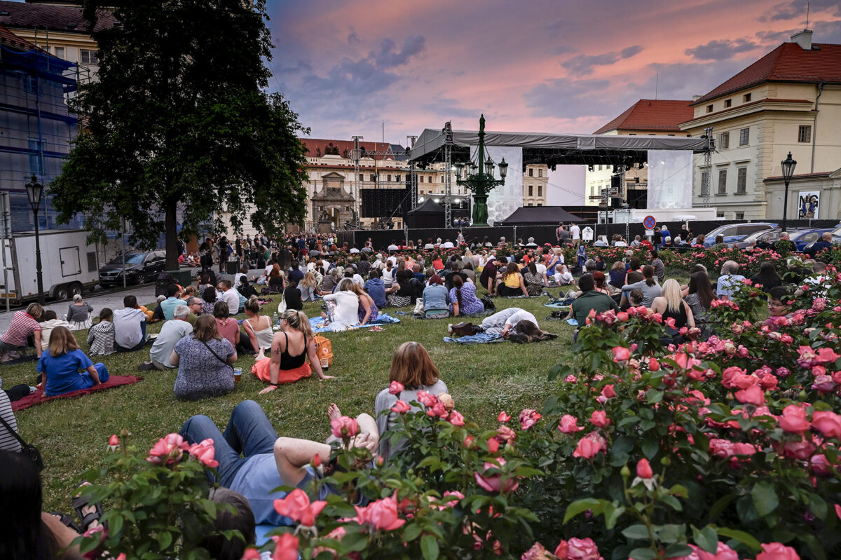 Unter freiem Himmel rund um die Prager Burg kann am Mittwoch den Klängen der Tschechischen Philharmonie gelauscht werden. Foto: Petr Kadlec (2022).