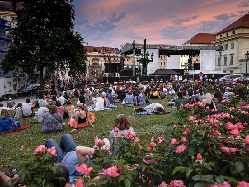 Unter freiem Himmel rund um die Prager Burg kann am Mittwoch den Klängen der Tschechischen Philharmonie gelauscht werden. Foto: Petr Kadlec (2022).