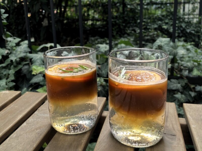 Das klassische Rezept für den Espresso-Tonic: zwei Shots Espresso auf Tonic-Wasser mit einer Orangenscheibe und einem Rosmarinzweig und ein paar Eiswürfeln für den Frischekick. Foto: Rosa Bort.