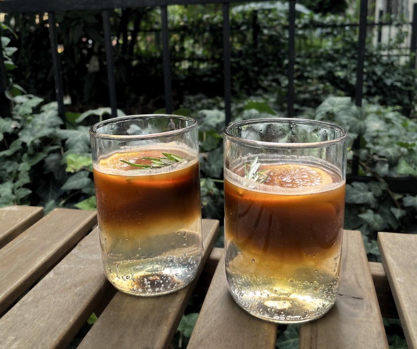 Das klassische Rezept für den Espresso-Tonic: zwei Shots Espresso auf Tonic-Wasser mit einer Orangenscheibe und einem Rosmarinzweig und ein paar Eiswürfeln für den Frischekick. Foto: Rosa Bort.