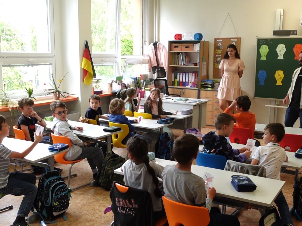Klára Baniunynská und Maximilian Teubner unterrichten in der zweisprachigen Klasse im Tandem. Foto: LandesEcho