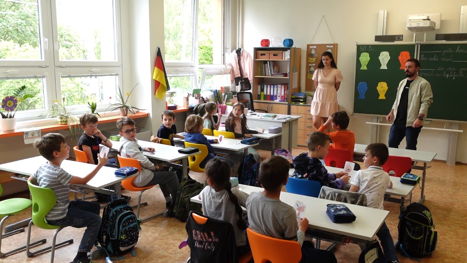 Klára Baniunynská und Maximilian Teubner unterrichten in der zweisprachigen Klasse im Tandem. Foto: LandesEcho