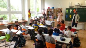 Klára Baniunynská und Maximilian Teubner unterrichten in der zweisprachigen Klasse im Tandem. Foto: LandesEcho
