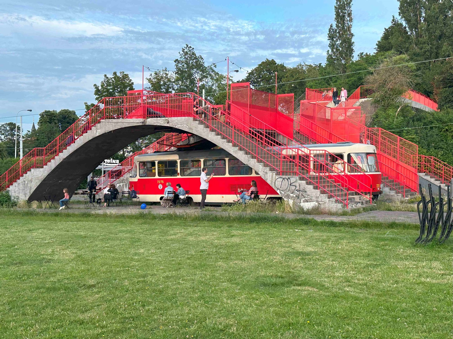 Das kleine Bistro “Točna Dlabačov” in Prag 6 in der ehemaligen Tatra T3-Straßenbahn. Foto: Maja Dauser