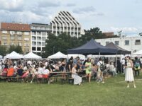 Märkte in Prag freuen sich bei sowohl Einheimischen als auch Touristen zunehmender Beliebtheit. Hier: Der Bauernmarkt am Vítězné náměstí (Platz des Sieges) im Prager Stadtteil Dejvice an einem Samstagnachmittag. Foto: Maja Dauser