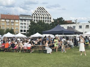 Märkte in Prag freuen sich bei sowohl Einheimischen als auch Touristen zunehmender Beliebtheit. Hier: Der Bauernmarkt am Vítězné náměstí (Platz des Sieges) im Prager Stadtteil Dejvice an einem Samstagnachmittag. Foto: Maja Dauser