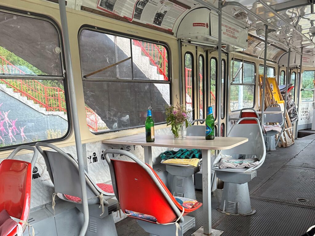Die gemütliche Einrichtung des umgebauten Innenraums mit den klassischen Straßenbahn-Sitzen. Foto: Maja Dauser