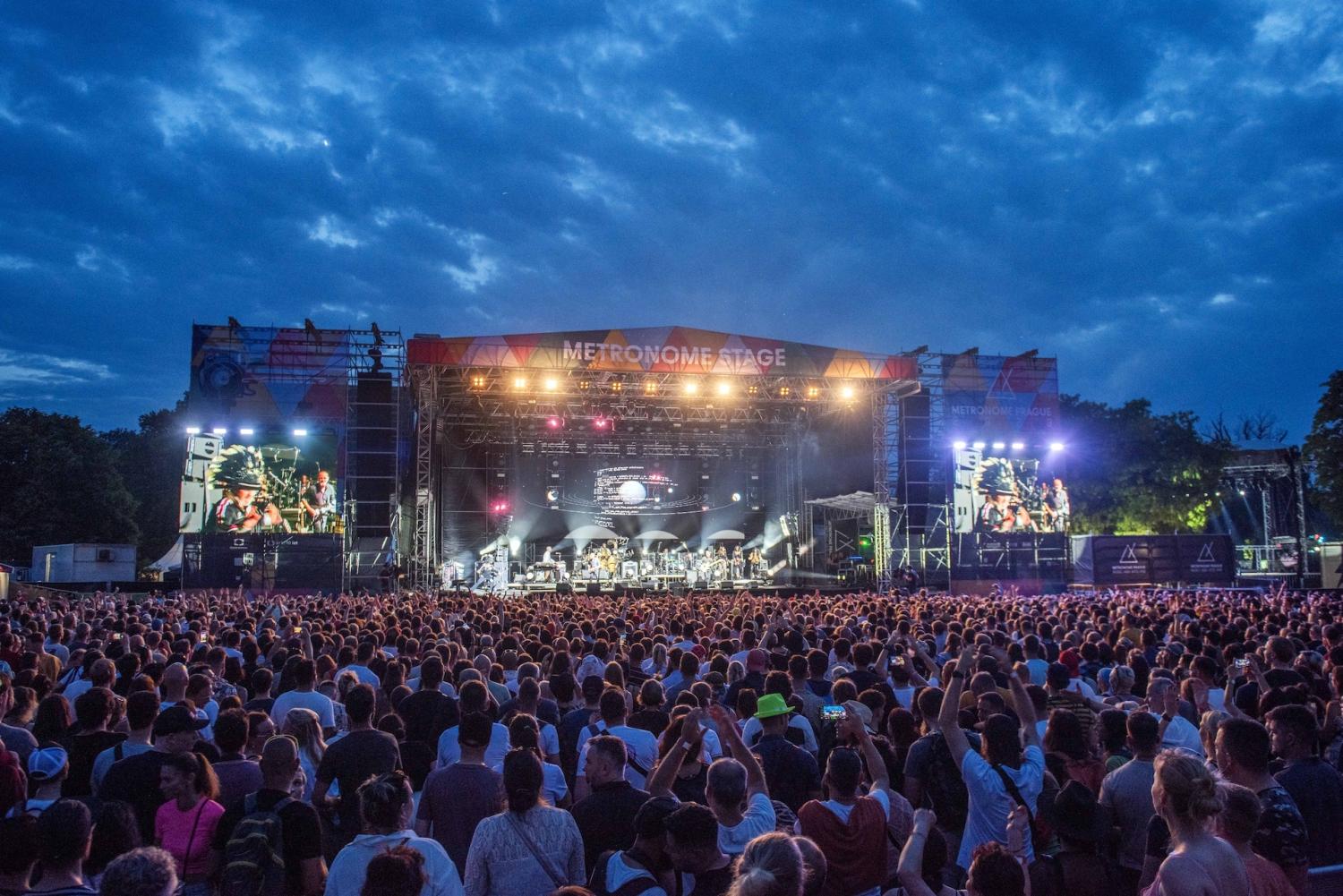 Das Metronome Festival in Prag zieht jedes Jahr ein großes Publikum an, um unter anderem auf der Hauptbühne Musiktalente live erleben zu können. Foto: Metronome Prague (2023).