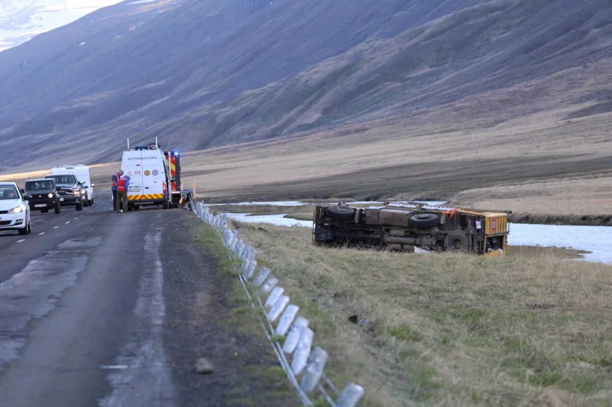 Am Freitag verunglückte auf Island ein Bus mit tschechischen Touristen. 12 Personen wurden verletzt, zwei befinden sich noch auf der Intensivstation. Foto: Icelandmonitor