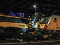 In der Nähe der Stadt Pardubitz (Pardubice) ereignete sich am Mittwochabend ein tragisches Zugunglück. Ein Schnellzug kollidierte frontal mit einem Güterzug. Der Unfall forderte vier Menschenleben und hinterließ über 20 Verletzte. Foto: Profimedia