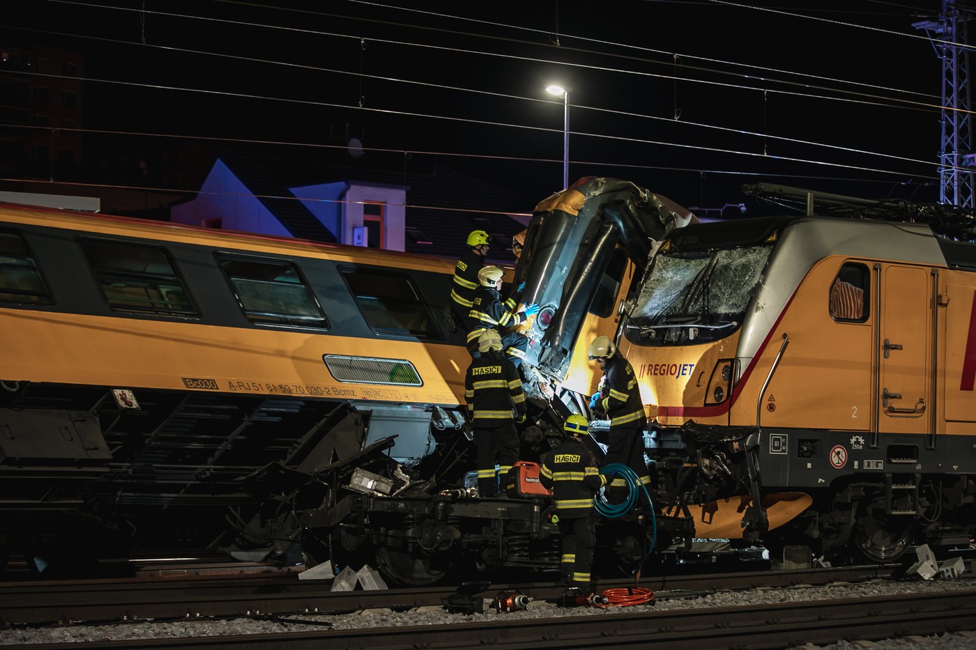 In der Nähe der Stadt Pardubitz (Pardubice) ereignete sich am Mittwochabend ein tragisches Zugunglück. Ein Schnellzug kollidierte frontal mit einem Güterzug. Der Unfall forderte vier Menschenleben und hinterließ über 20 Verletzte. Foto: Profimedia