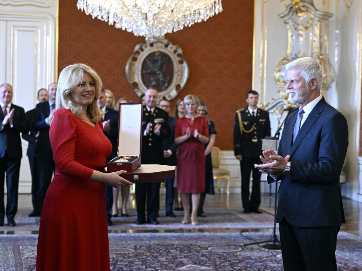 Der Präsident der Tschechischen Republik, Petr Pavel, und die scheidende slowakische Präsidentin, Zuzana Čaputová, überreichten sich gegenseitig die höchsten staatlichen Auszeichnungen. Čaputová erhielt den Orden des Weißen Löwen, während Petr Pavel den Orden des Weißen Doppelkreuzes erhielt. Foto: ČTK / Šulová Kateřina