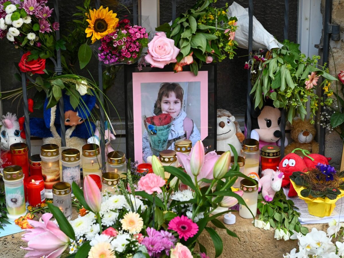 Nach dem tragischen Tod der neunjährigen Valeriia in Döbeln haben sich am Freitagabend mehrere Tausend Menschen auf dem Obermarkt versammelt, um gemeinsam Abschied zu nehmen. Bei einer Trauerfeier sprach der Döbelner Oberbürgermeister Sven Liebhauser und rief zum gemeinsamen Gedenken an die ukrainische Schülerin auf. Am Rathaus legten Bürger zudem Dutzende Kerzen, Blumen und Kuscheltiere in Gedanken an das Mädchen nieder. Foto: ČTK / imago stock&people / EHL Media/Erik-Holm Langhof