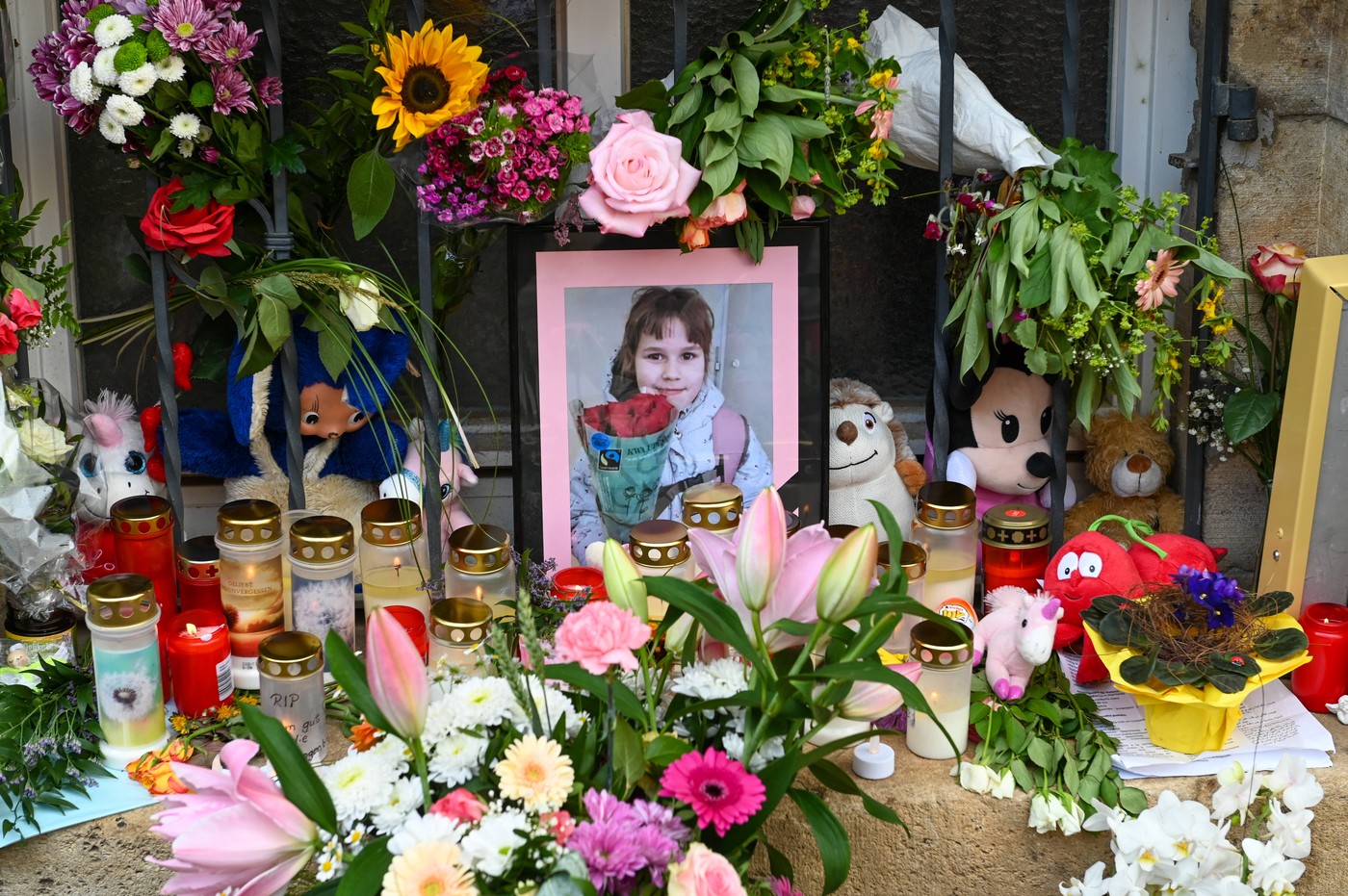 Nach dem tragischen Tod der neunjährigen Valeriia in Döbeln haben sich am Freitagabend mehrere Tausend Menschen auf dem Obermarkt versammelt, um gemeinsam Abschied zu nehmen. Bei einer Trauerfeier sprach der Döbelner Oberbürgermeister Sven Liebhauser und rief zum gemeinsamen Gedenken an die ukrainische Schülerin auf. Am Rathaus legten Bürger zudem Dutzende Kerzen, Blumen und Kuscheltiere in Gedanken an das Mädchen nieder. Foto: ČTK / imago stock&people / EHL Media/Erik-Holm Langhof