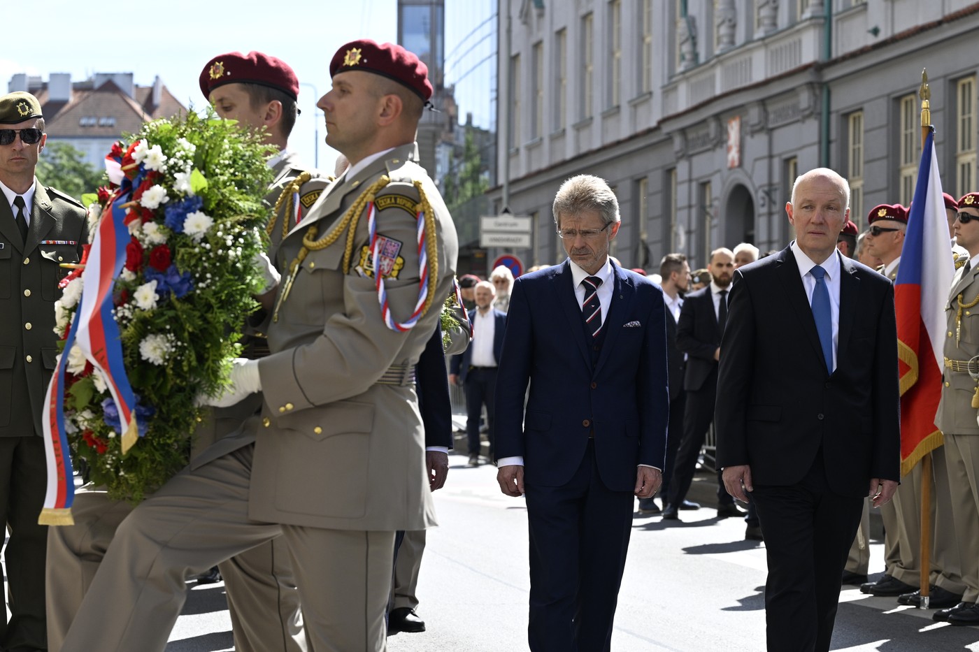 Der tschechische Senatspräsident Miloš Vystrčil und der Senator Pavel Fischer bei der Gedenkfeier für die tschechoslowakischen Fallschirmjäger am Dienstag, den 18. Juni 2024, in Prag. Foto: Kateřina Šulová/ ČTK