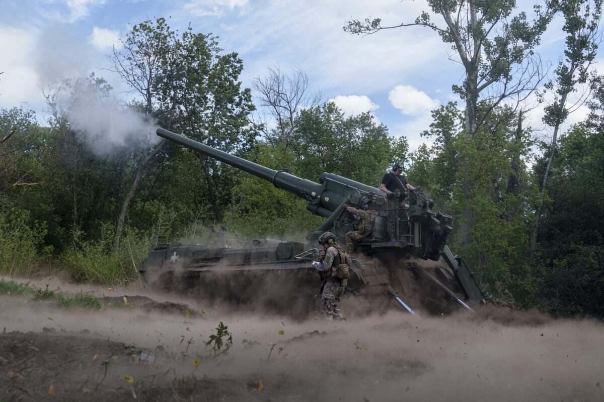 Illustrationsfoto: Die ukrainische 46. Artillerie-Brigade an der Front im Donezker Gebiet. Foto: ČTK / AP / Evgeniy Maloletka