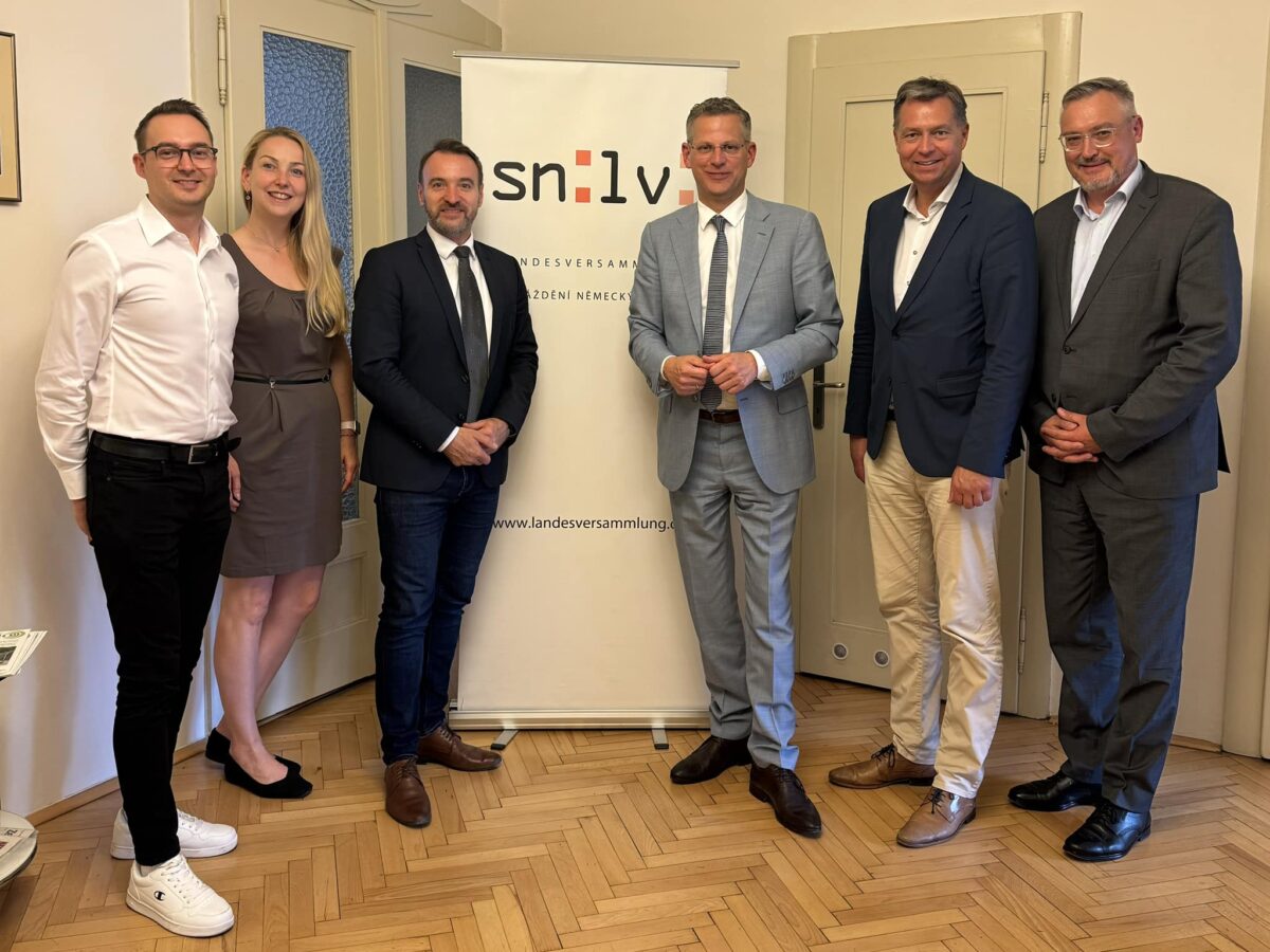 Im Büro der Landesversammlung: (v.l.n.r.) Manuel Rommel, Zuzana Svobodová, Martin Herbert Dzingel, Christoph de Vries, Stephan Mayer und Sven Oole. Foto: LV
