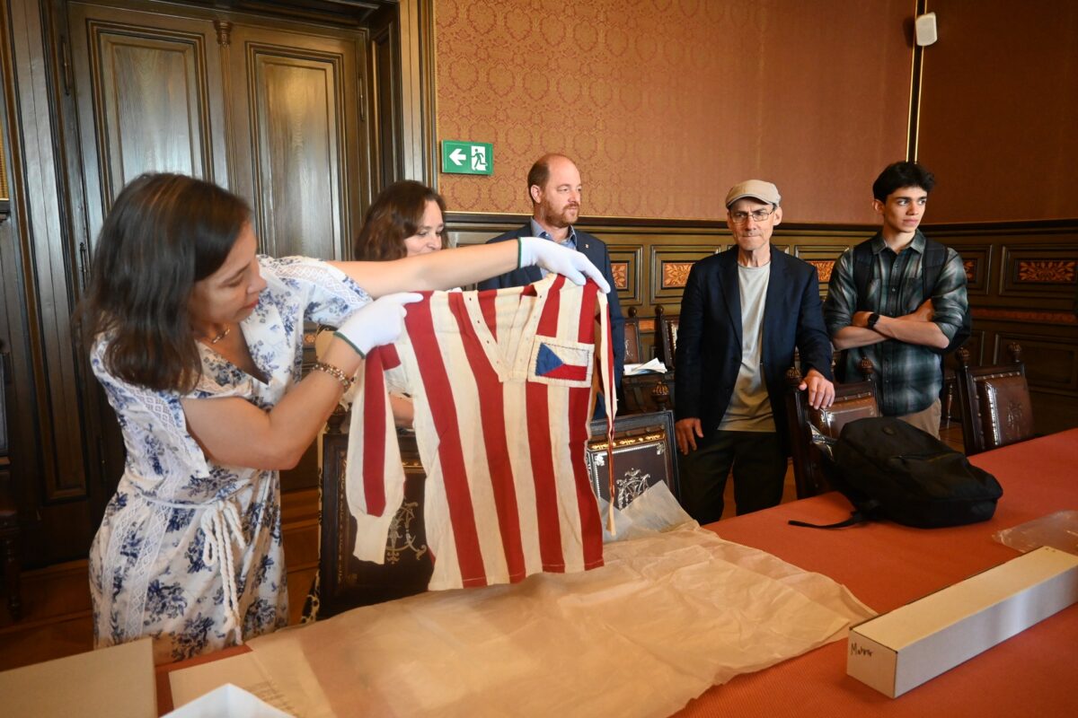 Die Nachfahren von Paul Mahrer übergaben dessen Olympia-Trikot von 2024 dem Nationalmuseum in Prag. Foto: Eliška Kordová