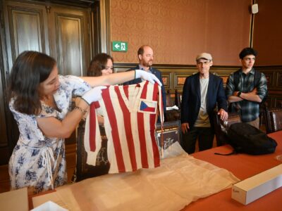 Die Nachfahren von Paul Mahrer übergaben dessen Olympia-Trikot von 2024 dem Nationalmuseum in Prag. Foto: Eliška Kordová