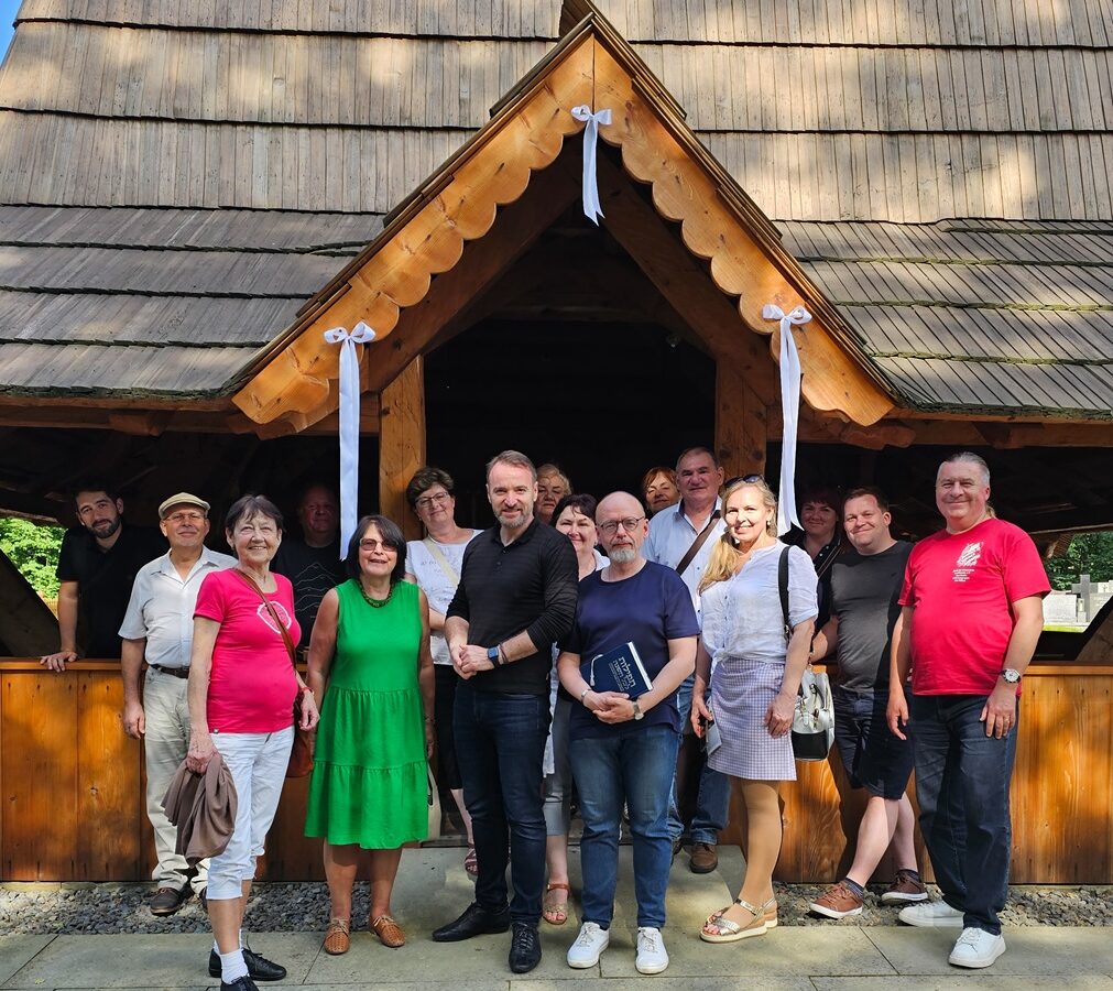 Die Führungskräfte der deutschen Minderheit kamen zu einem Seminar im schlesischen Teschen zusammen. Vor der Fronleichnamskirche im Dorf Gutty versammelten sich alle Teilnehmer für ein Gruppenfoto. Foto: Richard Šulko
