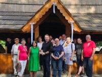 Die Führungskräfte der deutschen Minderheit kamen zu einem Seminar im schlesischen Teschen zusammen. Vor der Fronleichnamskirche im Dorf Gutty versammelten sich alle Teilnehmer für ein Gruppenfoto. Foto: Richard Šulko