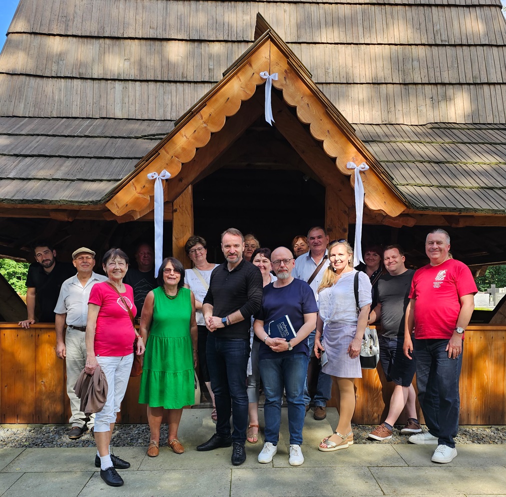 Die Führungskräfte der deutschen Minderheit kamen zu einem Seminar im schlesischen Teschen zusammen. Vor der Fronleichnamskirche im Dorf Gutty versammelten sich alle Teilnehmer für ein Gruppenfoto. Foto: Richard Šulko