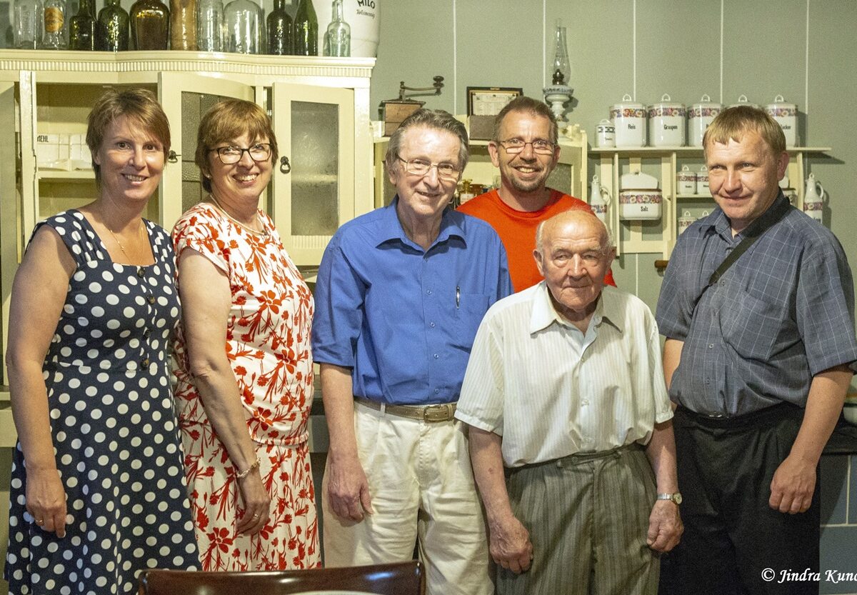 Ulrike Edelbauer, Martina E. Büchel, Willfried Klesel, Willfried Karl Klesel, Jaroslav Juroška und Josef Klézl im Juni 2019 im Odrauer Museum. Foto: Jindra Kunc