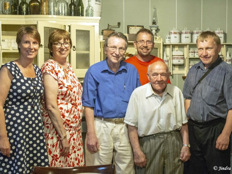 Ulrike Edelbauer, Martina E. Büchel, Willfried Klesel, Willfried Karl Klesel, Jaroslav Juroška und Josef Klézl im Juni 2019 im Odrauer Museum. Foto: Jindra Kunc