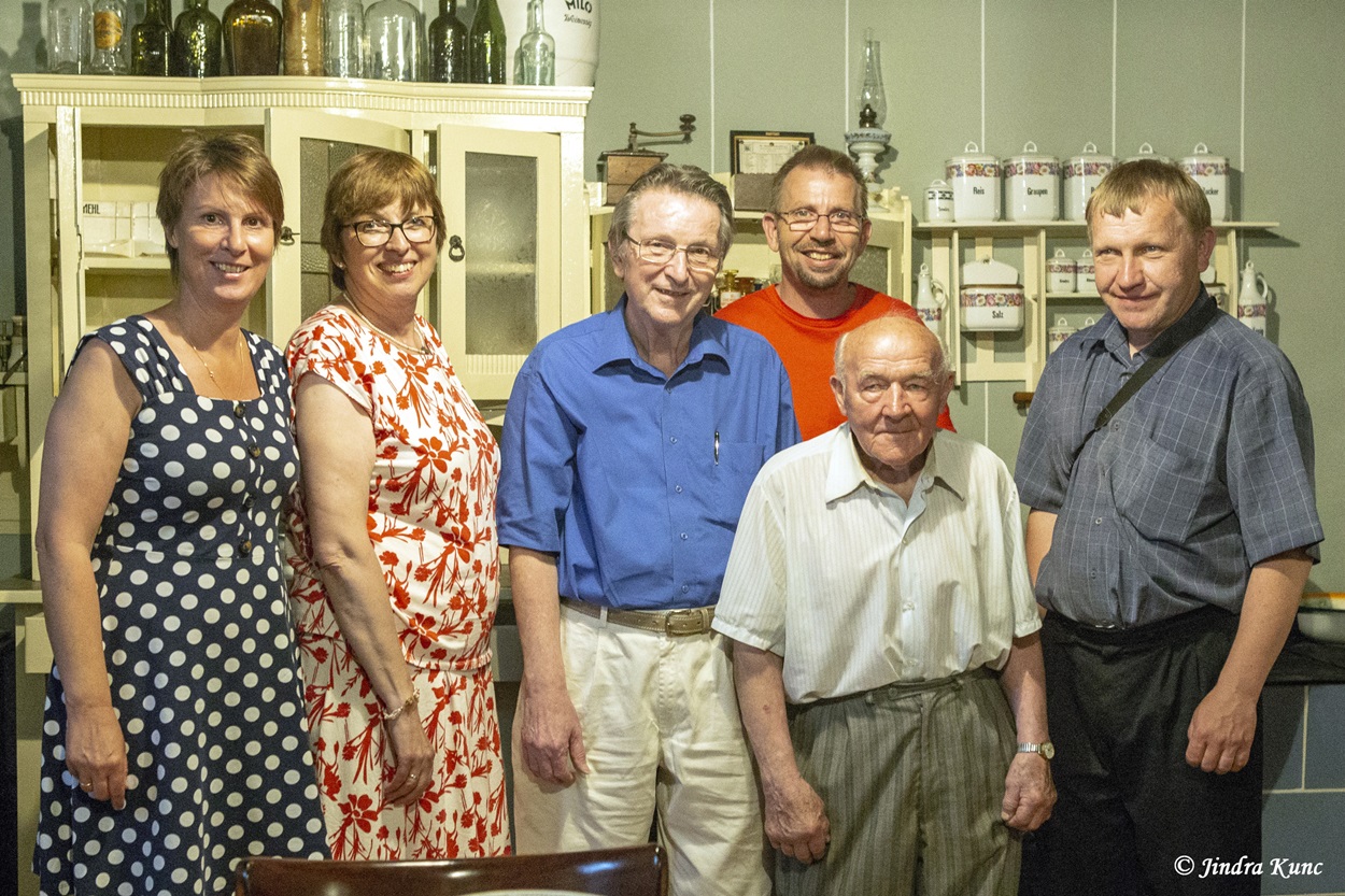 Ulrike Edelbauer, Martina E. Büchel, Willfried Klesel, Willfried Karl Klesel, Jaroslav Juroška und Josef Klézl im Juni 2019 im Odrauer Museum. Foto: Jindra Kunc