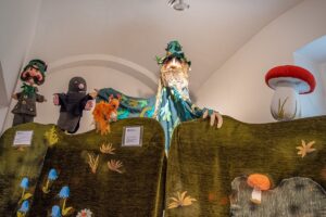Die Puppenwelt von Harald Schwarz: Rübezahl, Maulwurf und Räuber treu vereint. Foto: Museum Teplice