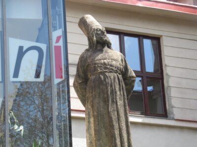 Hus-Denkmal im Hof einer Grundschule in Prag 7. Foto: Detmar Doering