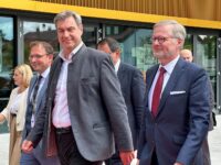 Bayerns Ministerpräsident Markus Söder (links) und Tschechiens Premierminister Petr Fiala (rechts) vor dem Bayerisch-Tschechischen Grenzlandkongress in Cham. Foto: Ute Wessels / DPA / dpa Picture-Alliance via AFP / Profimedia