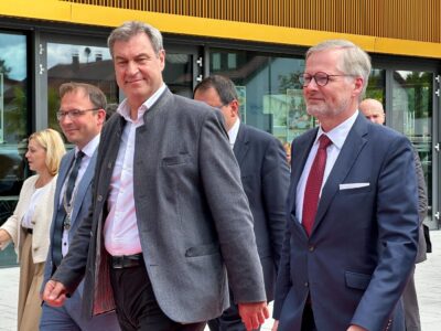 Bayerns Ministerpräsident Markus Söder (links) und Tschechiens Premierminister Petr Fiala (rechts) vor dem Bayerisch-Tschechischen Grenzlandkongress in Cham. Foto: Ute Wessels / DPA / dpa Picture-Alliance via AFP / Profimedia