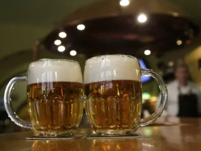 Eine Studie zeigt, dass Tschechinnen und Tschechen Kneipen und auch Fassbier mehr zu schätzen wissen. Foto: ČTK/AP/Petr David Josek