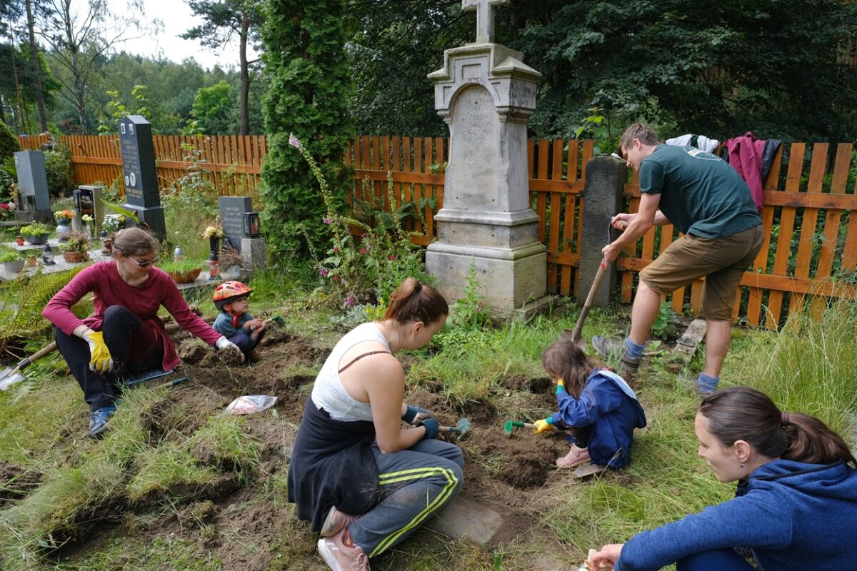 Seit fünf Jahren kümmert sich der Verein „Spolek pro Labskou Stráň“ um die Gräber der ehemaligen deutschen Bevölkerung. Im Juli hilft schon traditionell eine Gruppe Freiwilliger bei den Arbeiten. Foto: Tomáš Štec