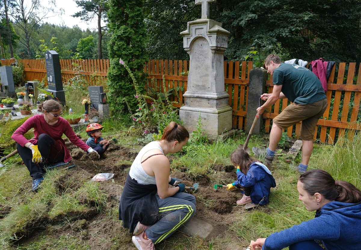 Seit fünf Jahren kümmert sich der Verein „Spolek pro Labskou Stráň“ um die Gräber der ehemaligen deutschen Bevölkerung. Im Juli hilft schon traditionell eine Gruppe Freiwilliger bei den Arbeiten. Foto: Tomáš Štec