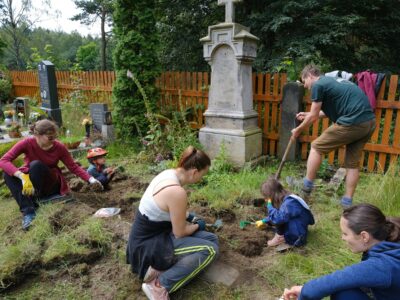 Seit fünf Jahren kümmert sich der Verein „Spolek pro Labskou Stráň“ um die Gräber der ehemaligen deutschen Bevölkerung. Im Juli hilft schon traditionell eine Gruppe Freiwilliger bei den Arbeiten. Foto: Tomáš Štec