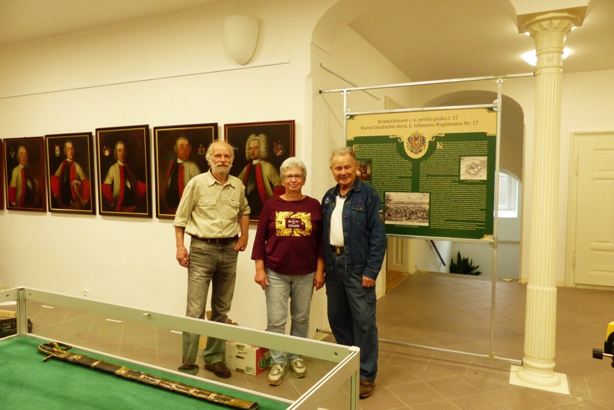 Harald Skala (rechts) mit Václava Bubnová (Mitte) aus dem Museum in Tetschen, die für die ganze Organisation zuständig war, und der Grafiker Jiří Stejskal (links) aus Jiřetín. Foto: Archiv Harald Skala