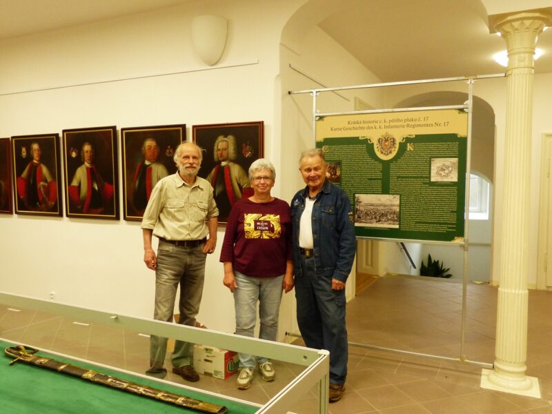 Harald Skala (rechts) mit Václava Bubnová (Mitte) aus dem Museum in Tetschen, die für die ganze Organisation zuständig war, und der Grafiker Jiří Stejskal (links) aus Jiřetín. Foto: Archiv Harald Skala