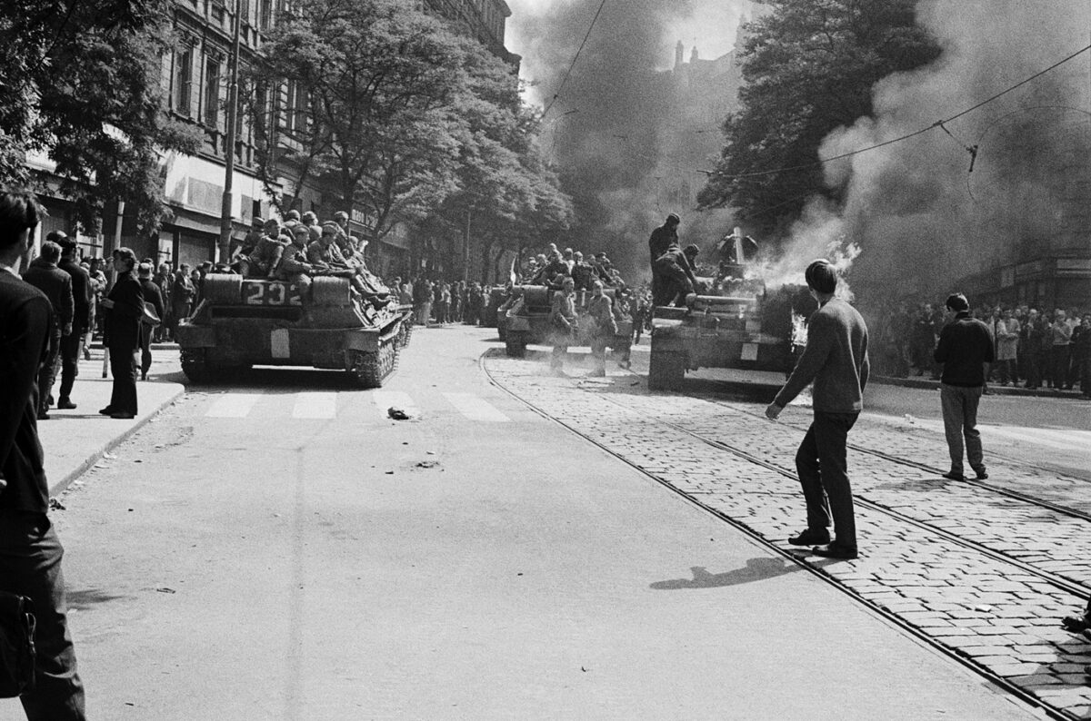 Prag im August 1968: Truppen des Warschauer Paktes schlagen gewaltsam den Prager Frühling nieder. Foto: ČTK