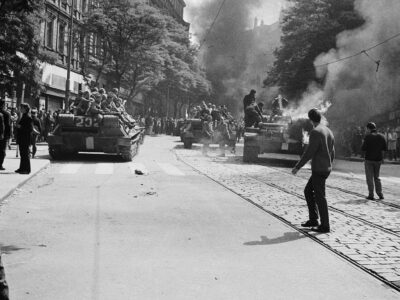 Prag im August 1968: Truppen des Warschauer Paktes schlagen gewaltsam den Prager Frühling nieder. Foto: ČTK