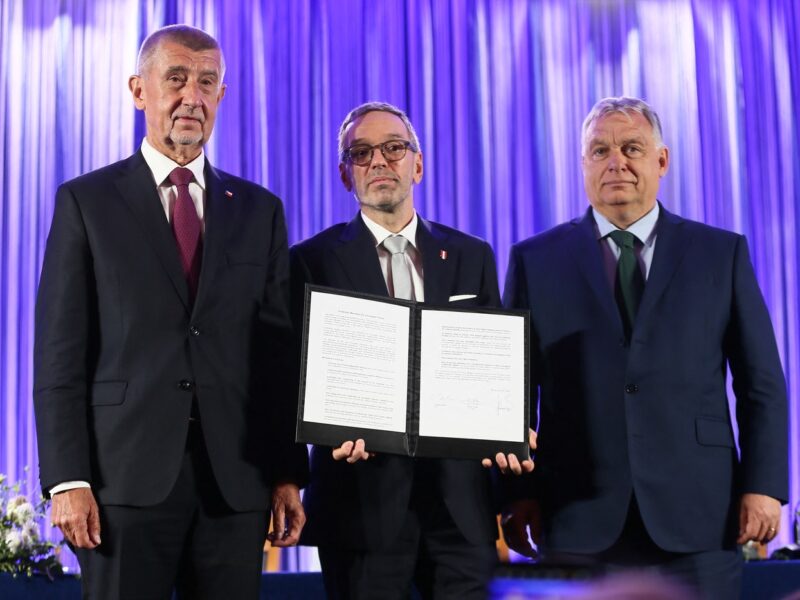 Andrej Babiš, Herbert Kickl und Viktor Orbán (v.l.n.r.) bei einer gemeinsamen Pressekonferenz in Wien am 30. Juni 2024. Gemeinsam gründeten die Parteichefs von ANO, FPÖ und Fidesz eine neue Fraktion im Europaparlament, der sich u.a. auch Marine Le Pens Nationale Sammelbewegung und Matteo Salvinis Lega anschlossen. Foto: Profimedia