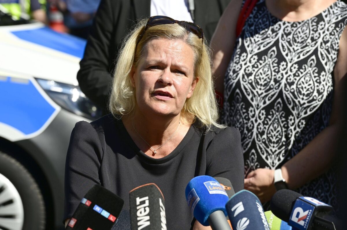 Die Grenzkontrollen zu Deutschlands Nachbarländern Tschechien, Polen, Österreich und der Schweiz sollen bis auf Weiteres erhalten bleiben. Das sagre Bundesinnenministerin Nancy Faeser bem Besuch der Bundespolizei an der deutsch-polnischen Grenze im Rahmen der Sicherheitstour der Bundesinnenministerin auf der Görlitzer Stadtbrücke am 13. August 2024. Foto: ČTK / imago stock&people / Matthias Wehnert