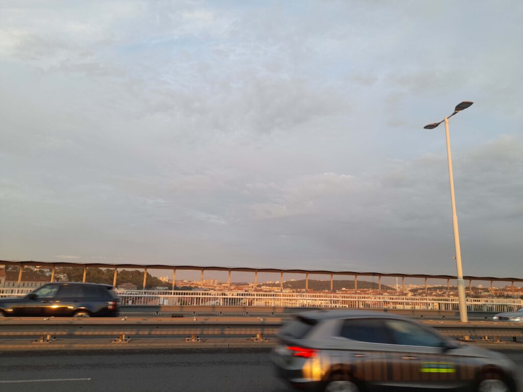 Auf der Ostseite der viel befahrenen Brücke erstreckt sich der Bezirk Prag 10. Foto: Valerie Anke