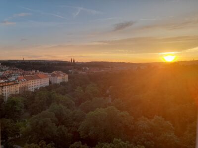 Der Sonnenuntergang von der Nuselský-Brücke mit Blick auf die Burg Vyšehrad. Foto: Valerie Anke