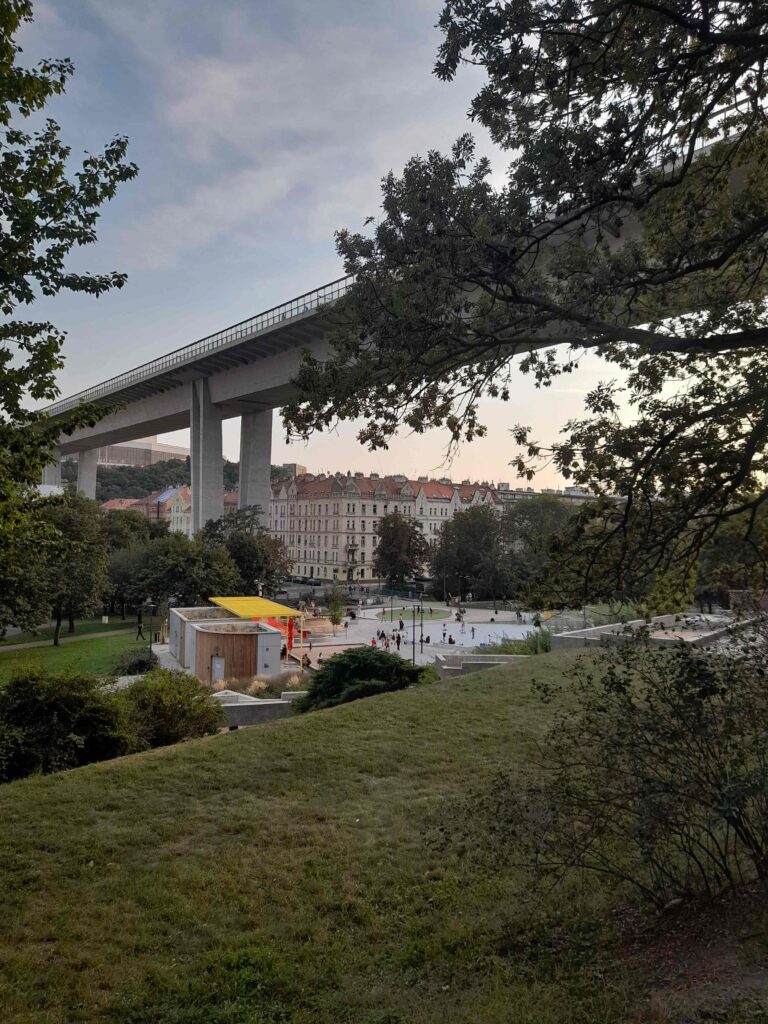 Die Nuselský-Brücke verbindet die Stadtteile Prag 4 und Prag 2. Unte der Fahrbahn befindet sich der Tunnel der Ubahn-Linie C. Foto: Valerie Anke